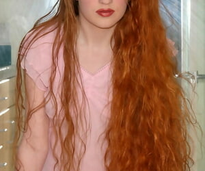 Sıcak kızıl saçlı Nicole ortaya koymaktadır